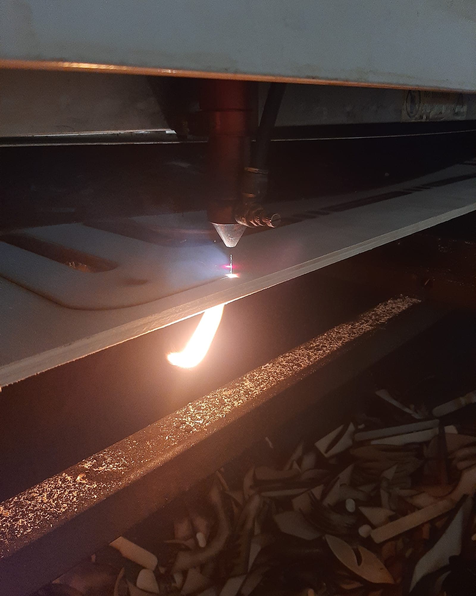 CO2-lasermachine in actie in de werkplaats